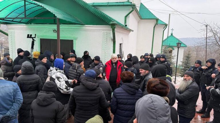 Un nou cordon la intrarea în biserica din Dereneu. Accesul în lăcaș, din nou restricționat