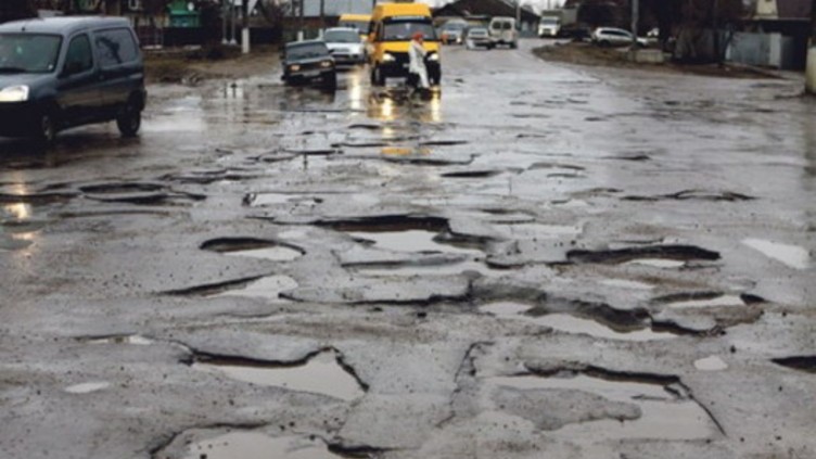Reparații ample pe drumurile deteriorate din Chișinău. Primăria anunță când vor începe intervențiile
