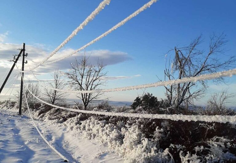 Toți consumatorii rămași fără lumină din cauza chiciurei, reconectați la energia electrică. Avertismentul Ministerului Energiei