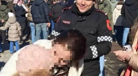 O minoră, care s-a rătăcit, ajutată de carabinieri să ajungă la părinții