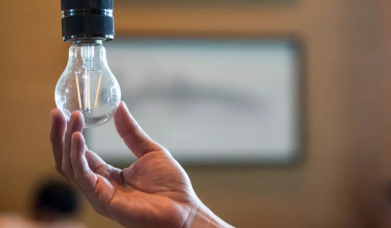 Peste 40.000 de consumatori au rămas fără curent după condițiile meteo nefavorabile