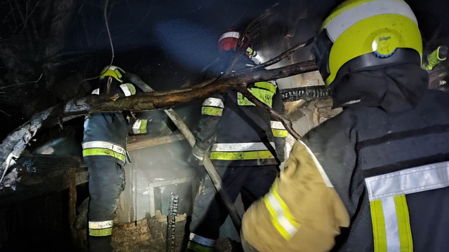 Femeie salvată de pompieri, la Bălți. Victima găsită în stare inconștientă