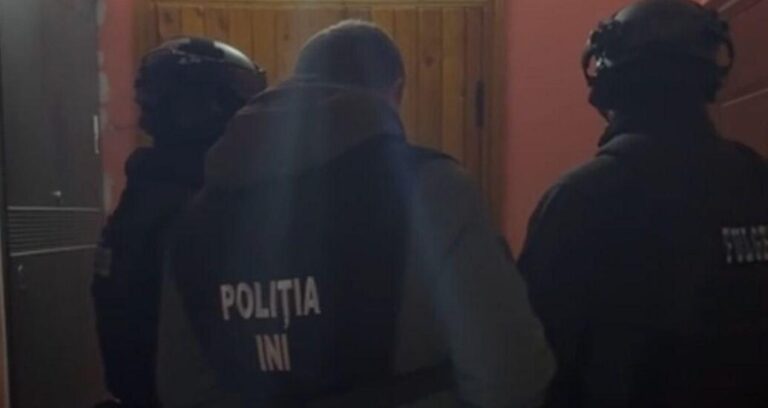 (video) Amenințau victimele cu sicrie și cruci, acum urmează să stea „la răcoare”. Un grup de șantajiști reținuți
