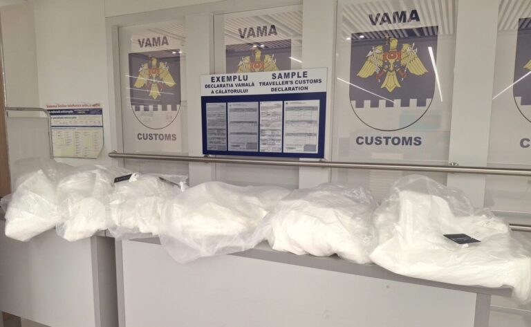 Cu bagajele pline cu rochii de miresă, se întorcea din Turcia. Tânăra de 24 de ani, documentată de vameși