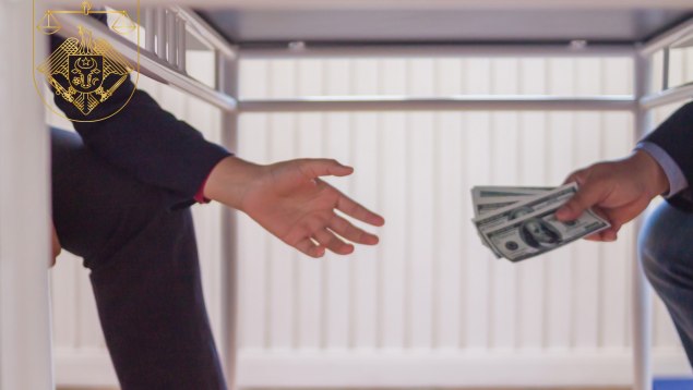 Doi procurori trimiși în judecată pentru mită de 20.000 de euro. Ce dosar urma a fi „rezolvat”