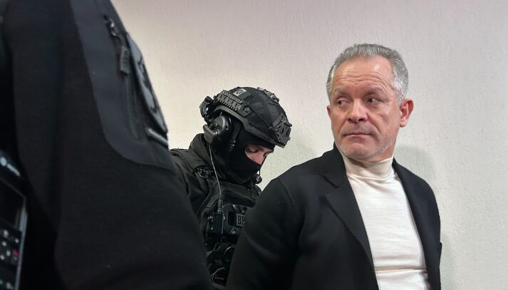 După mai multe ședințe, lipsă, Plahotniuc prezent în instanță, dar nu depune declarații
