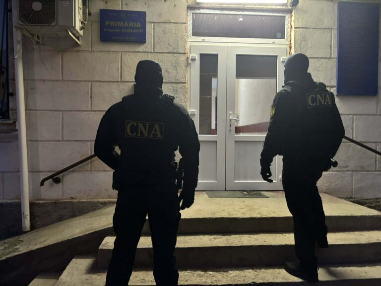 Primarul și viceprimarul de Durlești s-au trezit cu ofițerii CNA la ușă. Schema pusă la cale de cei doi