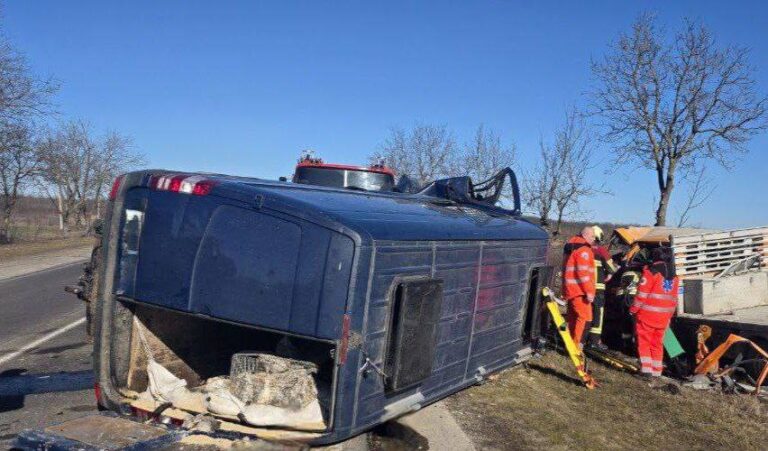 (foto) Grav accident în raionul Strășeni. Două persoane au decedat. A intervenit echipa de descarcerare