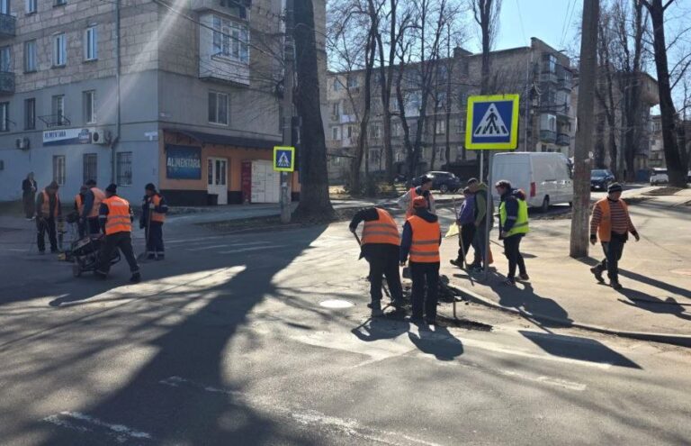 Lucrări de reparare și asfaltare în toate sectoarele Chișinăului. Unde au reușit să intervină autoritățile
