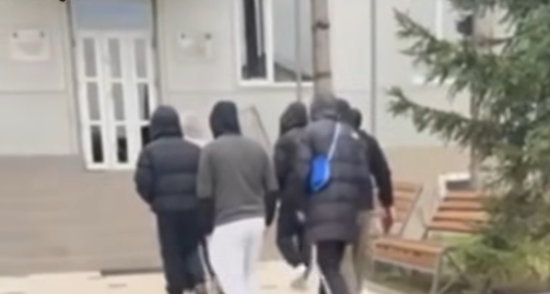Cinci tineri, printre care și minori prinși în timp ce comandau „sare” prin Telegram