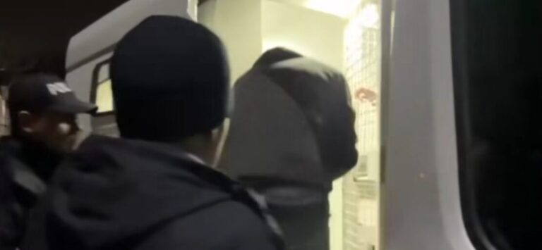 (video) Bărbat din Comrat reținut de poliție. Acasă avea peste 800.000 de lei