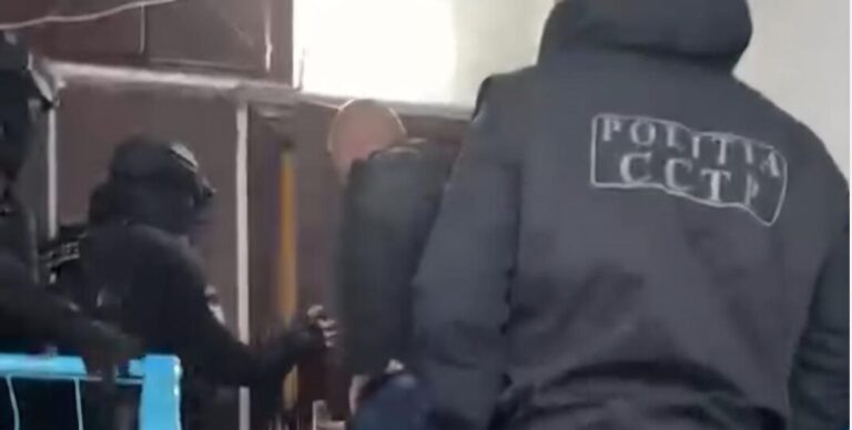 (video) Șapte fete dintre care trei minore, exploatate sexual în apartamente din Chișinău. Șase tineri reținuți de „Fulger”