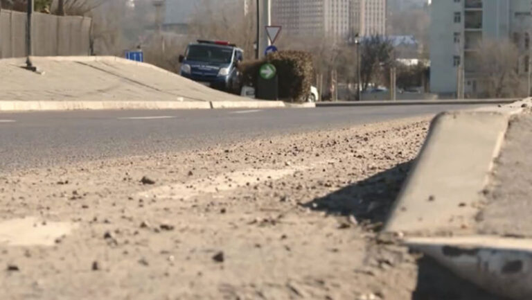 Praful de pe străzi afectează calitatea aerului din Chișinău