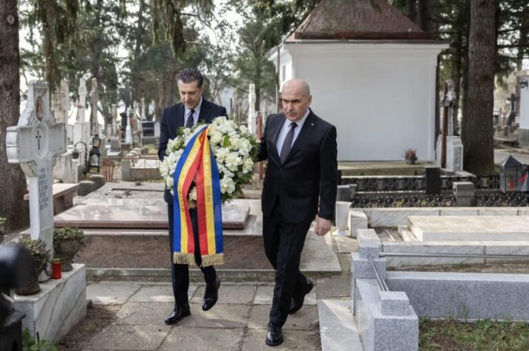 Omagiu la 108 ani de la Unirea Basarabiei: oficiali români și moldoveni au depus flori la mormintele artizanilor Unirii