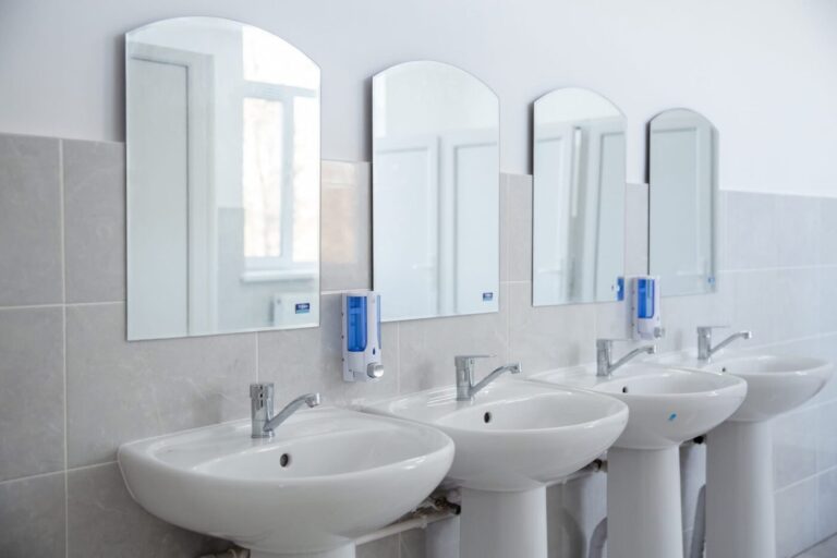 Condiții mai bune în școli: 19 instituții vor beneficia de modernizarea grupurilor sanitare