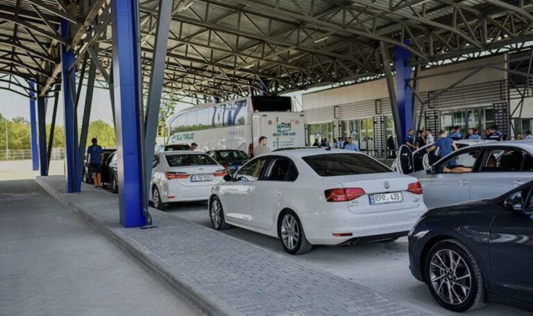 Flux mare de călători la Sculeni: Serviciul Vamal îndeamnă șoferii să aleagă alte puncte de trecere