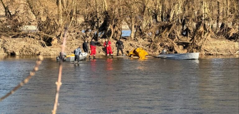 Ministerului Mediului a instalat filtre pentru a stopa extinderea petelor de petrol din râul Nistru