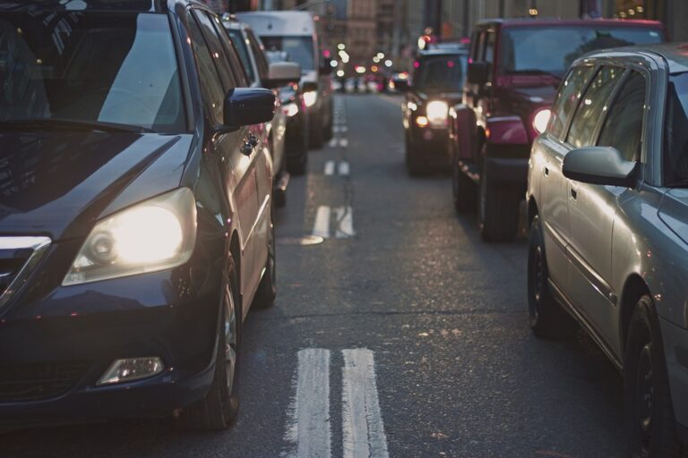 Din 1 aprilie, șoferii nu mai sunt obligați să circule cu faza scurtă a farurilor