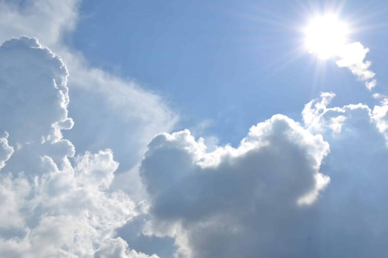 /METEO/ Cer variabil și temperaturi generoase. Câte grade vom avea vineri, dar și în weekend