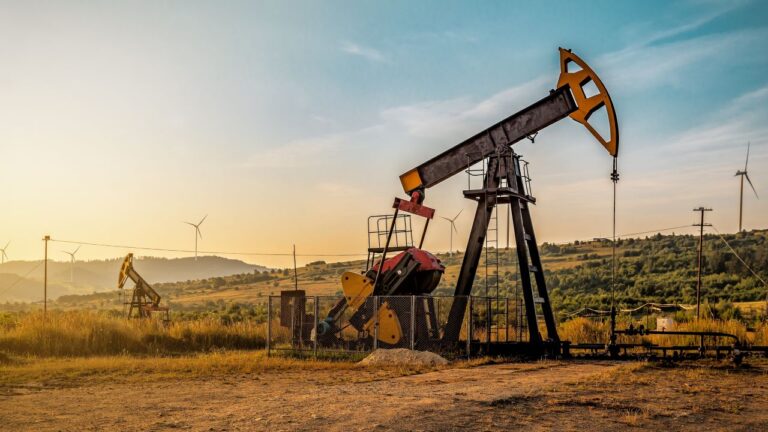 Piața petrolului a luat foc la propriu și la figurat. Prețul țițeiului a depășit 100 de dolari pe baril