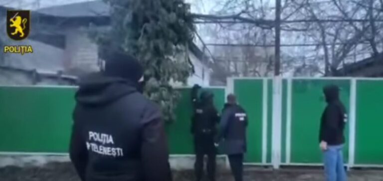 (video) O femeie din Telenești s-a făcut cu patru cutii cu pastile și fără 60.000 de lei. Un nou tip de escrocherie descoperit de polițiști