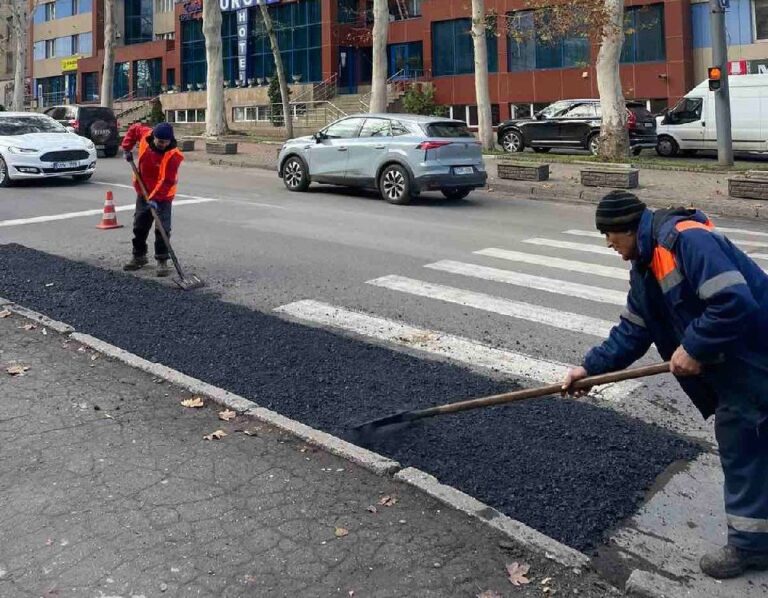 Sute de muncitori mobilizați, în toate sectoarele capitalei, pentru reparația drumurilor. Unde se intervine astăzi