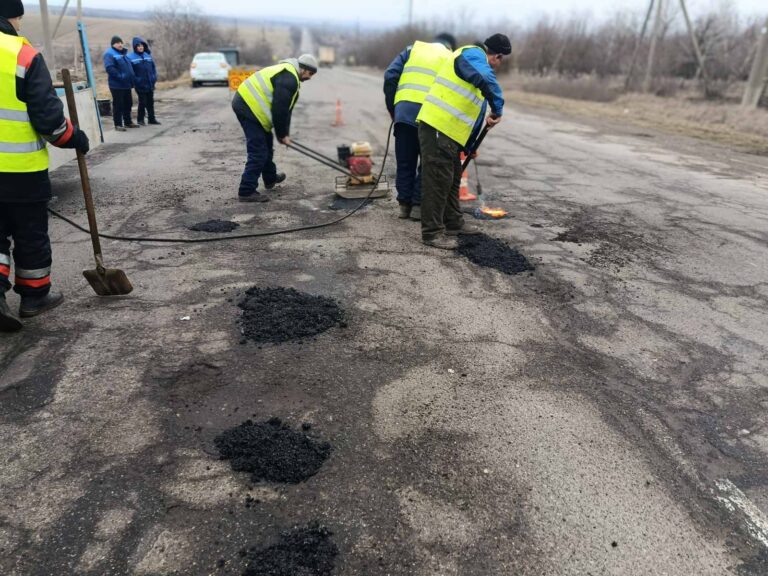 Peste 25 de sectoare de drumuri naționale și regionale în reparații. Sute de muncitori antrenați în reparații