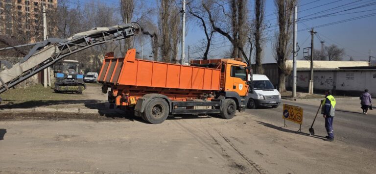 Lucrările de reparație a carosabilului continuă și astăzi în municipiul Chișinău. Unde au intervenit drumarii
