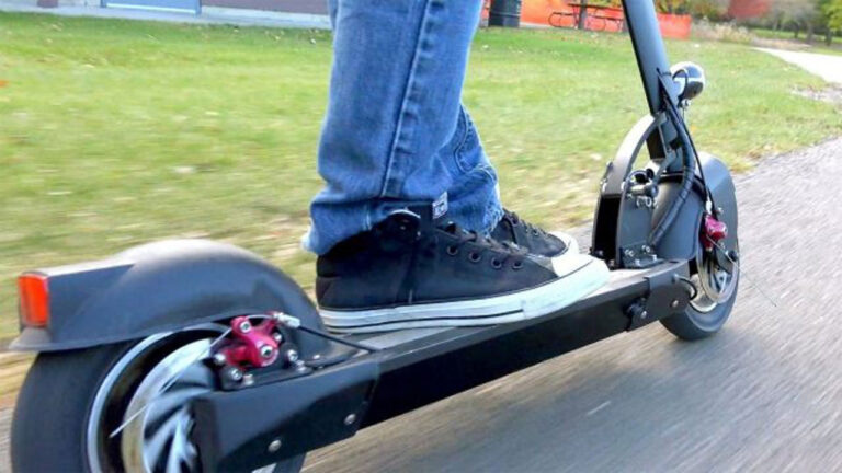 Trei decese și peste 80 de persoane rănite în urma accidentelor cu trotinetele. Autoritățile pregătesc noi reguli