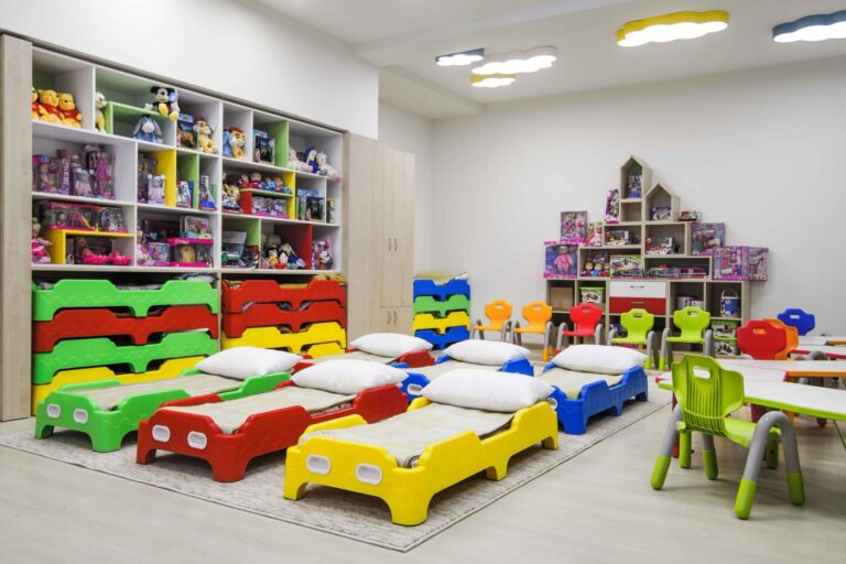 Educatoare și ajutoarea acesteia din Căușeni condamnate la pușcărie. Copilul: „O tanti rea” îl bate și îl sperie