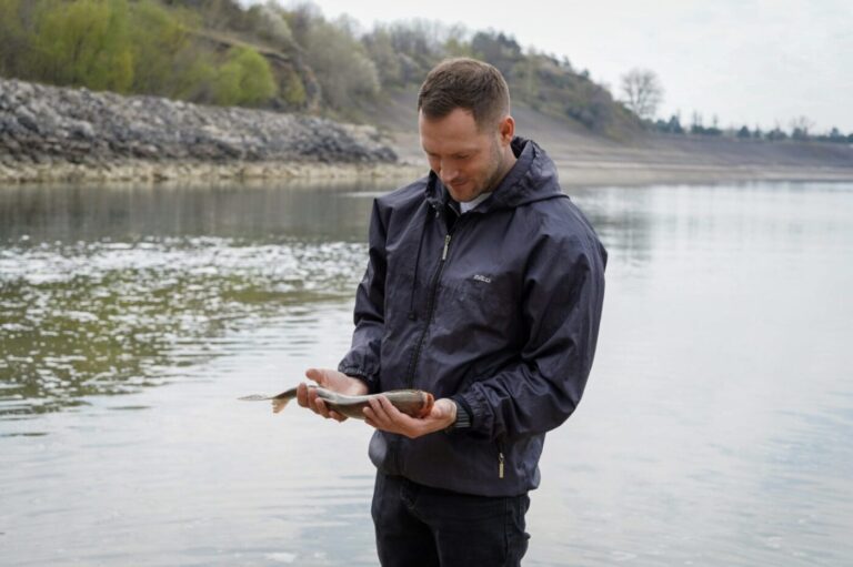 Campanie pentru refacerea ecosistemelor acvatice: lacul Costești–Stânca, populat cu pește