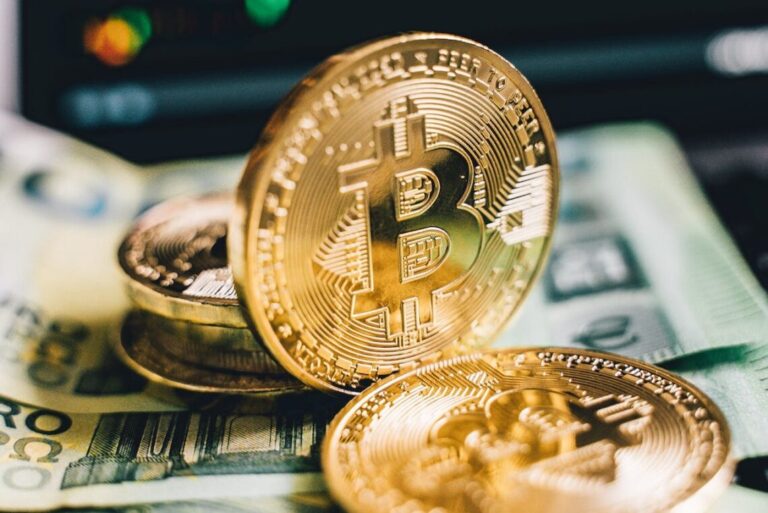 VIDEO // Dosar de spălare de bani cu criptomonede: șapte persoane vizate și bunuri de milioane, sub sechestru