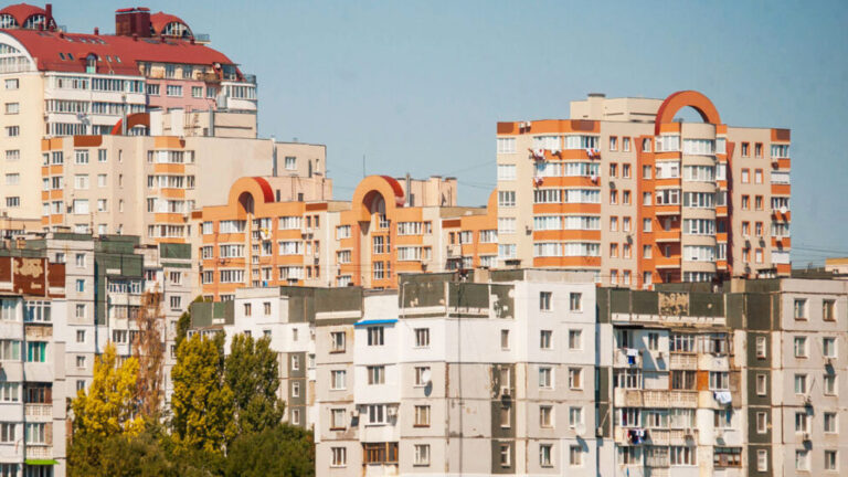 Piața imobiliară încetinește puternic: tranzacțiile au scăzut cu aproape 80% în Chișinău
