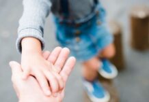 Protecție sporită pentru copii: Guvernul aprobă un nou mecanism de intervenție în situații de risc