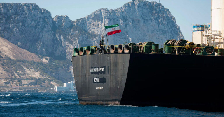Nave vizate de sancțiuni SUA, detectate în Golful Persic după un traseu neobișnuit