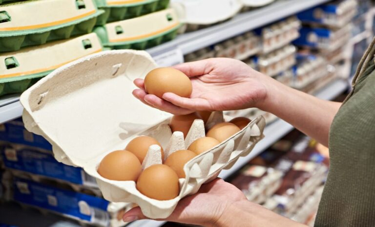 Reguli noi pentru comercializarea ouălor: etichetare mai strictă și control de la fermă la consumator