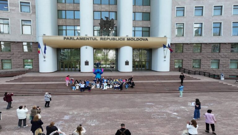 Incluziune și bucurie: activități pentru copii în scuarul Parlamentului