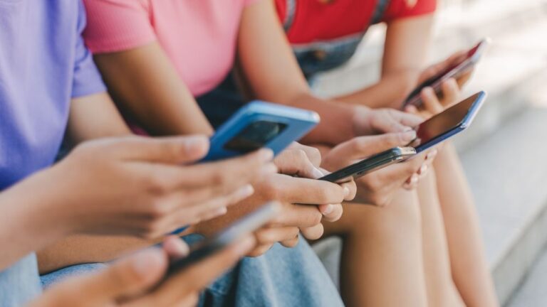 Studiu: în ultimii 15 ani, comunicarea orală a scăzut semnificativ