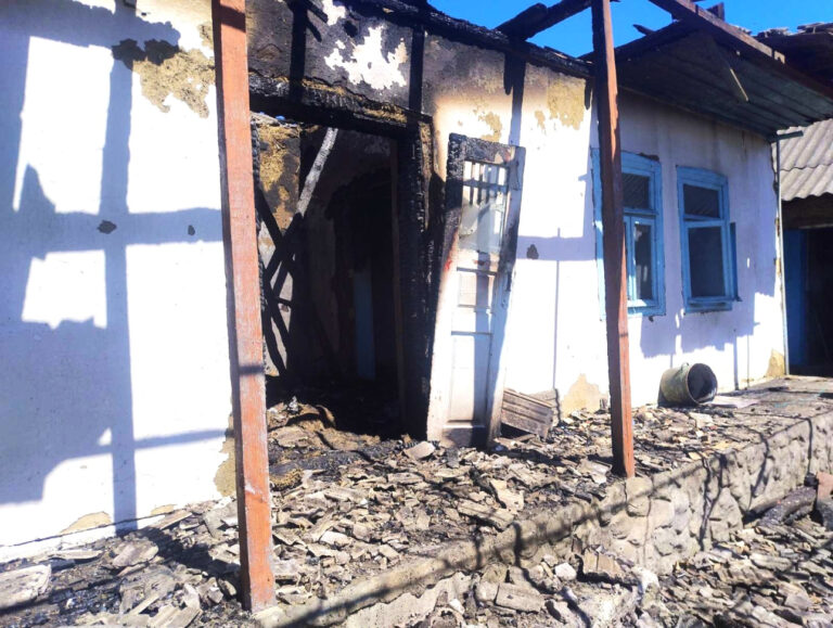 (foto) Incendiu puternic în satul Răzeni. O casă  a luat foc, iar proprietarul a ajuns pe mâna medicilor