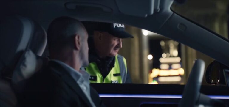 (video) Poliția a schimbat plăcuțele lui Pavel Stratan de 58.300 lei cu unele de 63.800 lei