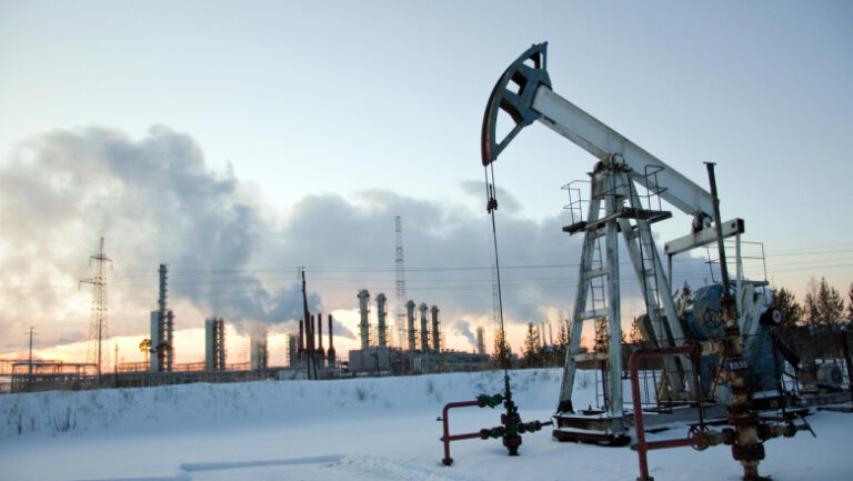 Rusia suspendă exporturile de benzină până în iulie 2026