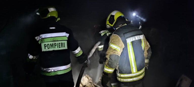 Incendiu în toiul nopții, la Bălți. Pompierii au găsit doi bărbați în stare inconștientă. Posibila cauză a arderii