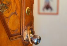 Doi pensionari din Durlești atacați în propria casă de doi tâlhari cu cagule