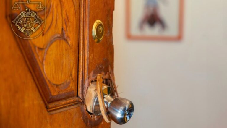 Doi pensionari din Durlești atacați în propria casă de doi tâlhari cu cagule