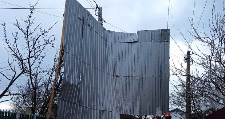 Vântul face ravagii în toată țara. Salvatorii au intervenit în 17 situații de risc