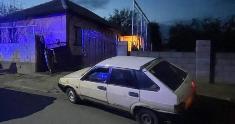 Accident mortal la Comrat. Un adolescent a urcat la volan și a dat într-o poartă
