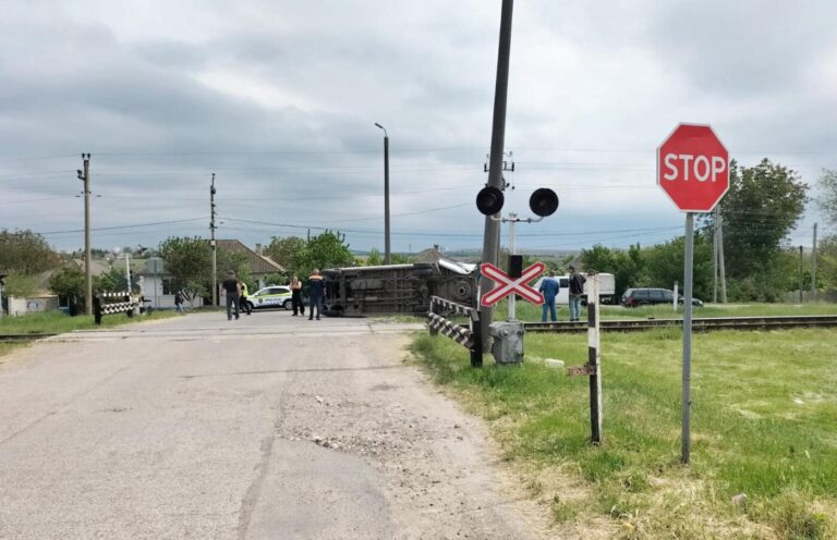 Un nou accident feroviar în nordul Moldovei. Un automobil a fost lovit de de tren