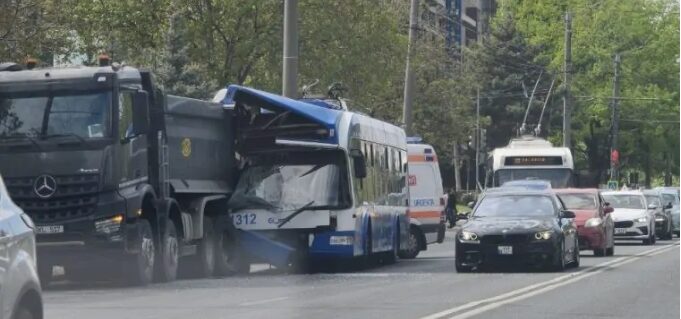 Mai mulți pasageri au ajuns la spital în urma unui accident, la Buiucani