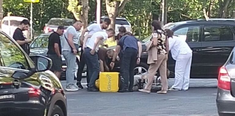 Biciclist lovit de un automobil, la Telecentru. Poliția la fața locului