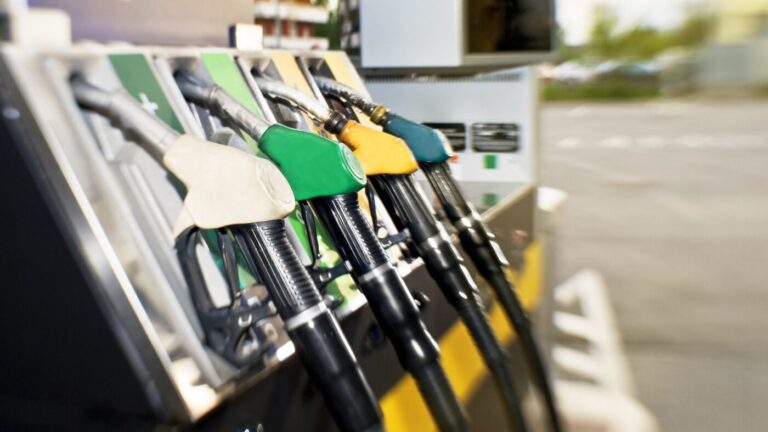 Noi prețuri la carburanți pentru miercuri, 13 mai. Benzina se scumpește, motorina se ieftinește